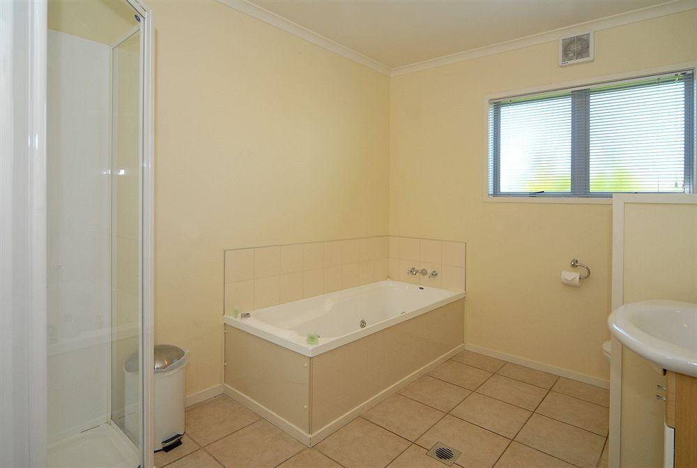 Clive Studios-Formally Clive Motel Bagian luar foto