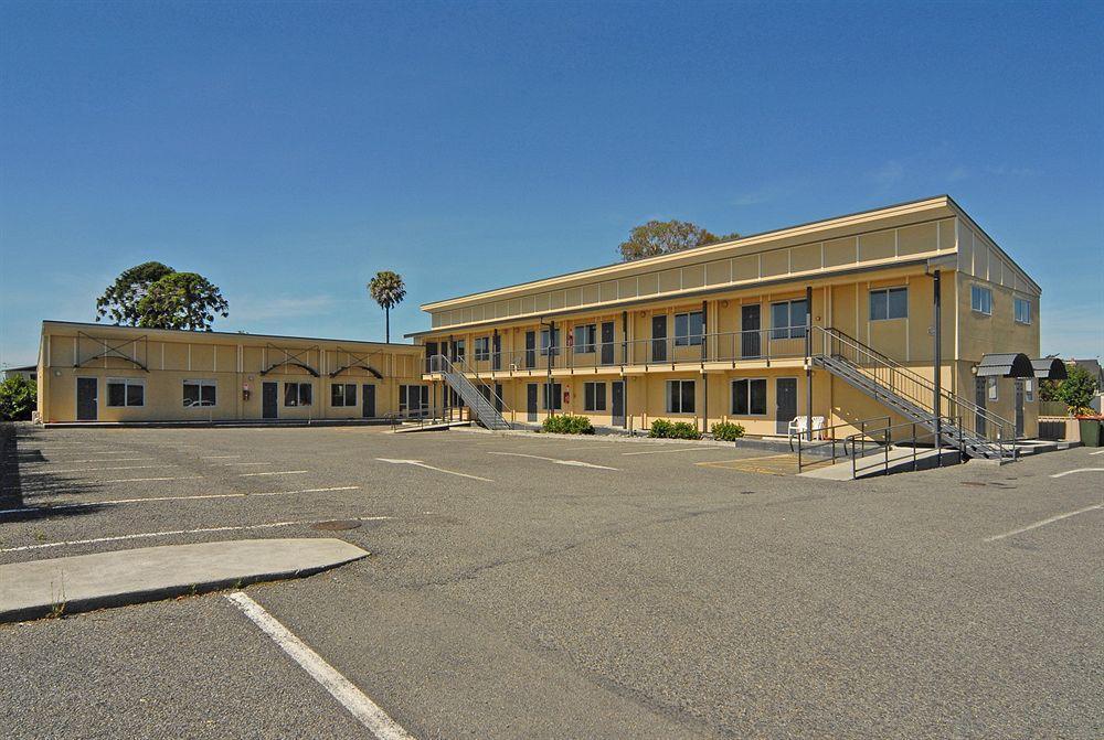 Clive Studios-Formally Clive Motel Bagian luar foto