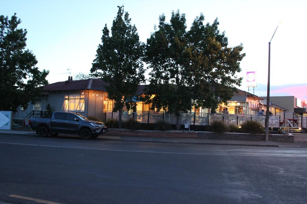 Clive Studios-Formally Clive Motel Bagian luar foto