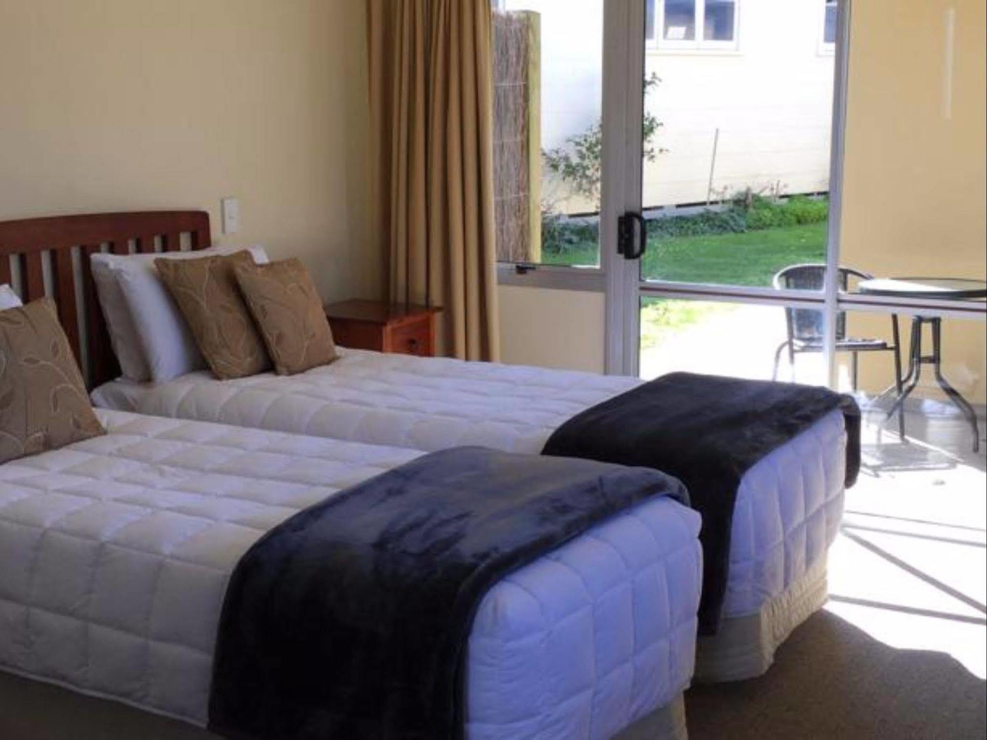 Clive Studios-Formally Clive Motel Bagian luar foto