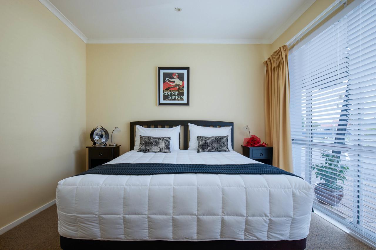 Clive Studios-Formally Clive Motel Bagian luar foto